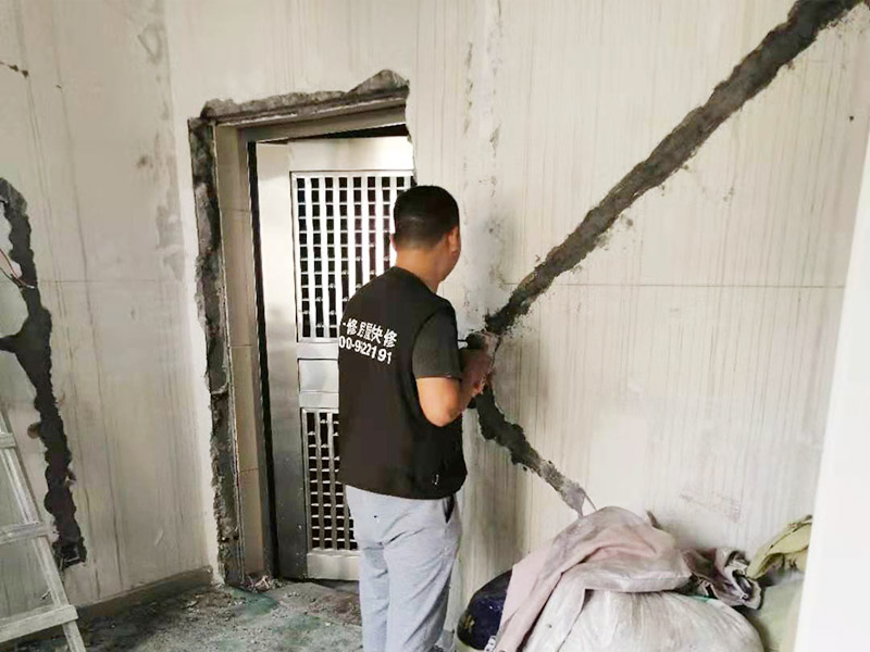 墻面電路開槽維修：電路其實(shí)就兩種走法，一種是從地面走，另一種是從天花走。從地面走線就需要從地面開槽和墻面開槽，從天花板上走可以少的破壞墻面，如果墻面走暗管的話還是需要墻面開槽。但更多是做好吊頂，相對(duì)而言人工費(fèi)可能會(huì)低一點(diǎn)。