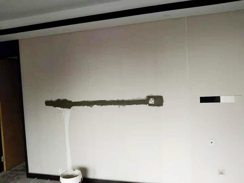 墻面電路開槽維修：電路其實(shí)就兩種走法，一種是從地面走，另一種是從天花走。從地面走線就需要從地面開槽和墻面開槽，從天花板上走可以少的破壞墻面，如果墻面走暗管的話還是需要墻面開槽。但更多是做好吊頂，相對(duì)而言人工費(fèi)可能會(huì)低一點(diǎn)。