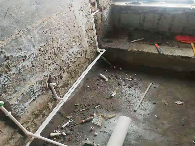 衛(wèi)生間水電改造：按客戶要求，確定水電設(shè)施的準(zhǔn)確位置，施工開槽前做出，在施工前定好位置，施工后不再改動或添加。然后以水平線為標(biāo)準(zhǔn)挖線盒，以管徑為標(biāo)準(zhǔn)開槽，用水泥砂漿穩(wěn)線盒，要求與墻面齊平，低位、高位線盒在同一水平，要先做，最后線管固定好。