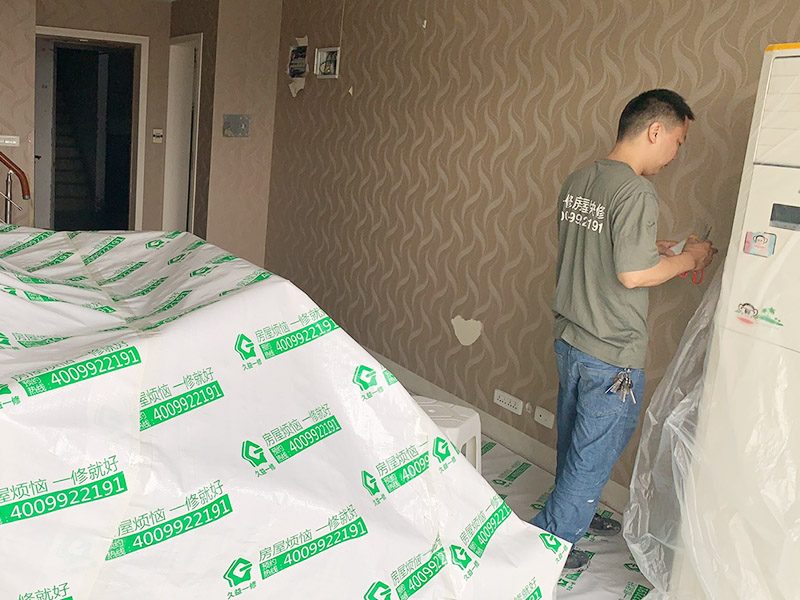 客廳家具空調(diào)成品保護(hù)：舊房墻面刷新會(huì)有點(diǎn)麻煩的，比較珍貴的家具建議搬走，或者和一些冰箱空調(diào)之類的可以放在現(xiàn)場(chǎng)讓裝飾公司成品保護(hù)起來，這樣即省了搬運(yùn)費(fèi)，也避免家具空調(diào)等二次污染。