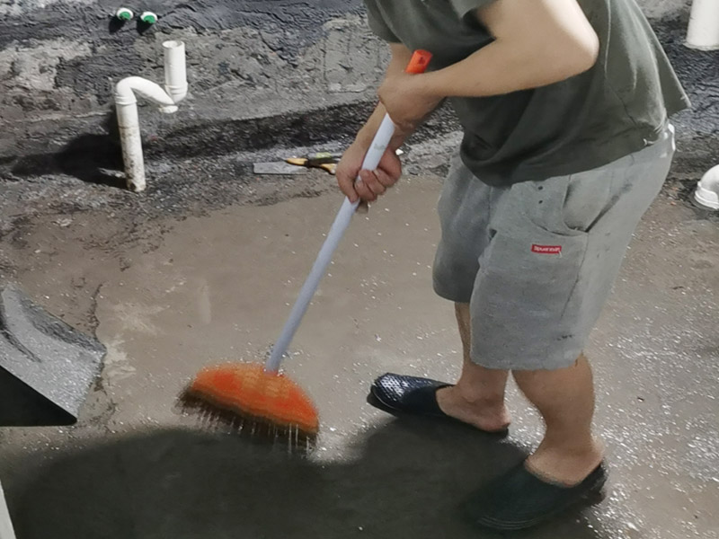 衛(wèi)生間基層清理打掃：廚衛(wèi)是家里水汽最大的地方，尤其是衛(wèi)生間，需要使用大量水進(jìn)行洗浴，而且每天都要使用，如果不處理好，每天上班都沒心情，所以衛(wèi)生間的防水就一定要認(rèn)真對(duì)待。首先基層需要清理干凈，正所謂萬丈高樓基礎(chǔ)最重要。