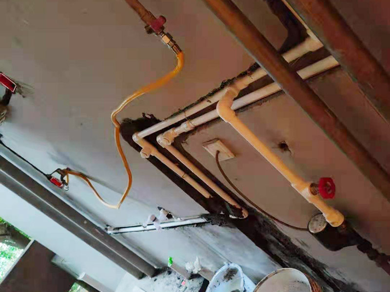 全屋水電改造施工：裝修一套房，水電工作是隱蔽工程，改造完畢后，各種水管、電線等都需埋在墻面、地下或吊頂里，后期不能進行檢查維修，因此入墻材料的質(zhì)量就是重中之重必須做好。而如何規(guī)劃水電走向呢？就需要前期將家電家具的位置尺寸都定好，多預備幾個空余，以后使用起來才不會后悔莫及。