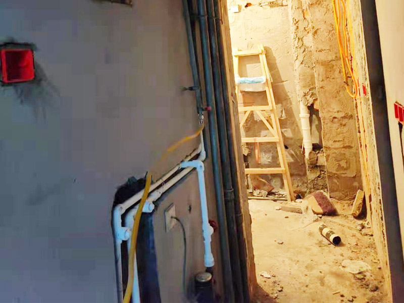 全屋水電改造施工：裝修一套房，水電工作是隱蔽工程，改造完畢后，各種水管、電線等都需埋在墻面、地下或吊頂里，后期不能進行檢查維修，因此入墻材料的質(zhì)量就是重中之重必須做好。而如何規(guī)劃水電走向呢？就需要前期將家電家具的位置尺寸都定好，多預備幾個空余，以后使用起來才不會后悔莫及。