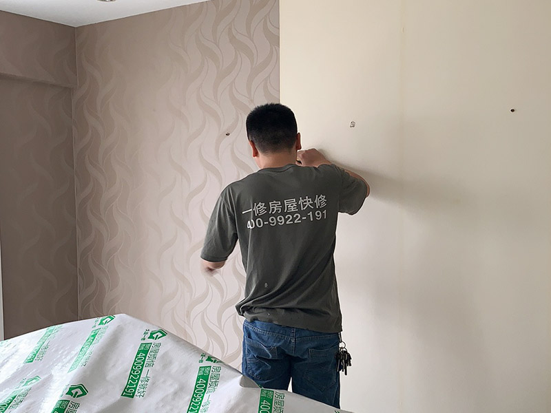 客廳墻面墻紙鏟除：盡量貼近墻面，捏住墻紙的一角，試著將其從墻面上揭下。朝著自己的方向?qū)垊冸x墻面，這樣更容易揭下墻紙。如果不容易撕的話，可以在墻面滾刷一些肥皂水，然后用美工刀、剃刀片或墻紙刮刀，沿水平方向?qū)⑴f墻紙割開，讓溫肥皂水或墻紙剝除劑滲到墻紙的后面，軟化粘合劑，然后就可以從石膏墻上撕除或刮除墻紙了。