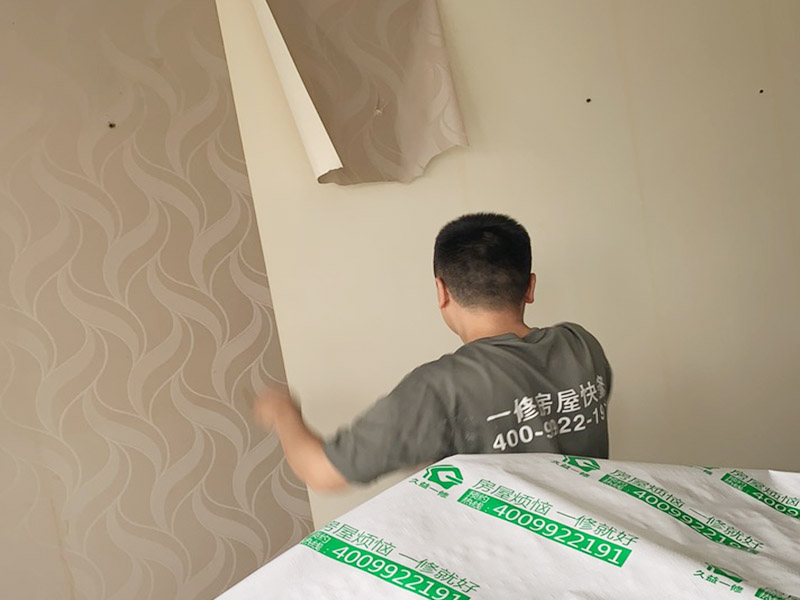 客廳墻面墻紙鏟除：盡量貼近墻面，捏住墻紙的一角，試著將其從墻面上揭下。朝著自己的方向?qū)垊冸x墻面，這樣更容易揭下墻紙。如果不容易撕的話，可以在墻面滾刷一些肥皂水，然后用美工刀、剃刀片或墻紙刮刀，沿水平方向?qū)⑴f墻紙割開，讓溫肥皂水或墻紙剝除劑滲到墻紙的后面，軟化粘合劑，然后就可以從石膏墻上撕除或刮除墻紙了。