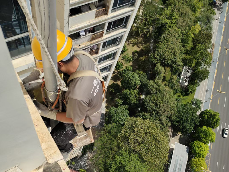 外墻高空作業(yè)：高空作業(yè)需要知道的小知識：高于地面2米以上(含2米)，且為懸空的高度作業(yè)是為高空作業(yè)。 安全措施需要注意這些點：高空作業(yè)人員必須正確佩帶安全帽，必須系好安全帶，并掛在牢固處(高掛低用)。高空作業(yè)嚴禁上下拋物，小型工具、配件用工具包盛裝或使用吊籃吊裝。檢查腳手架的扣件是否完好、螺栓是否擰緊;必須佩帶安全帶并掛牢(可拴在護欄上)。