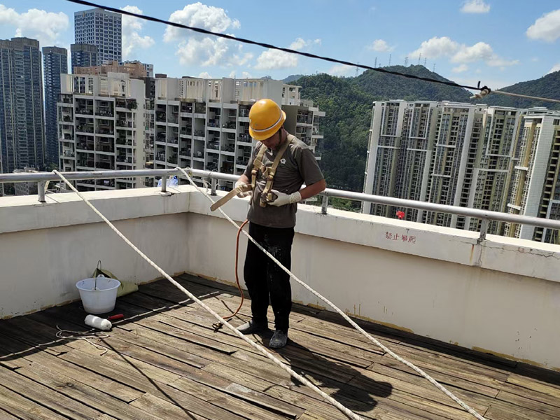外墻高空作業(yè)：高空作業(yè)需要知道的小知識：高于地面2米以上(含2米)，且為懸空的高度作業(yè)是為高空作業(yè)。 安全措施需要注意這些點：高空作業(yè)人員必須正確佩帶安全帽，必須系好安全帶，并掛在牢固處(高掛低用)。高空作業(yè)嚴禁上下拋物，小型工具、配件用工具包盛裝或使用吊籃吊裝。檢查腳手架的扣件是否完好、螺栓是否擰緊;必須佩帶安全帶并掛牢(可拴在護欄上)。