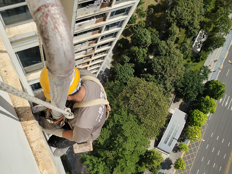 外墻高空作業(yè)：高空作業(yè)需要知道的小知識：高于地面2米以上(含2米)，且為懸空的高度作業(yè)是為高空作業(yè)。 安全措施需要注意這些點：高空作業(yè)人員必須正確佩帶安全帽，必須系好安全帶，并掛在牢固處(高掛低用)。高空作業(yè)嚴禁上下拋物，小型工具、配件用工具包盛裝或使用吊籃吊裝。檢查腳手架的扣件是否完好、螺栓是否擰緊;必須佩帶安全帶并掛牢(可拴在護欄上)。