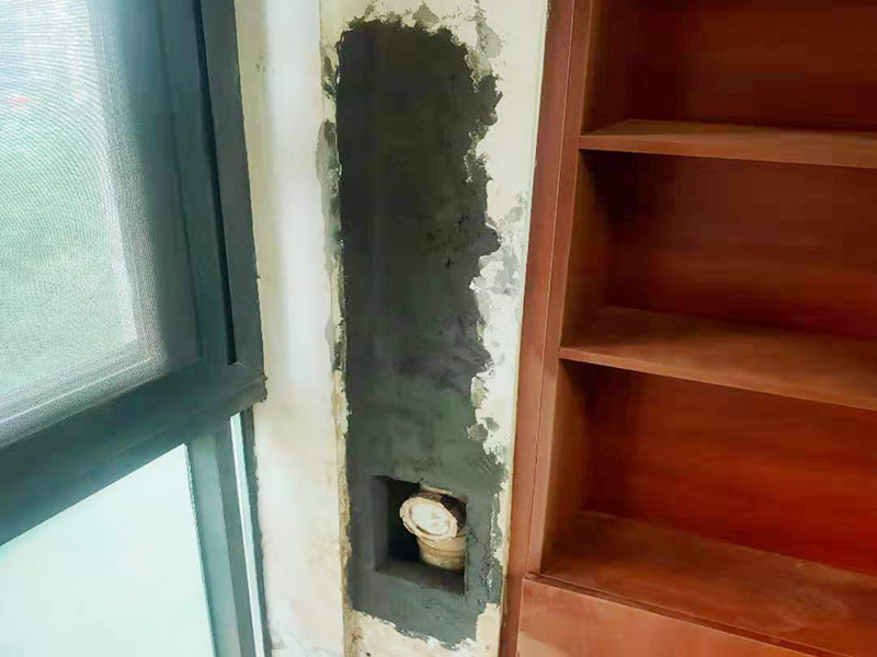 墻內(nèi)主水管漏水維修：主水管漏水點相較其他水管更大，如果上面樓層不高就可以直接讓樓上不要用水，不然就要將整棟樓的水停下來，否則就會影響到后期的施工。更換的時候要將漏水的地方截掉，然后套上尺寸相同的新管，并用PVC膠水把連接處粘好。假如滲透的不嚴(yán)重，那么直接用PVC膠水粘結(jié)好，再拿防水布裹緊即可。最后再墻面修復(fù)。
