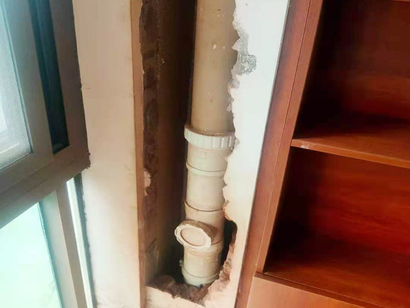 墻內(nèi)主水管漏水維修：主水管漏水點相較其他水管更大，如果上面樓層不高就可以直接讓樓上不要用水，不然就要將整棟樓的水停下來，否則就會影響到后期的施工。更換的時候要將漏水的地方截掉，然后套上尺寸相同的新管，并用PVC膠水把連接處粘好。假如滲透的不嚴(yán)重，那么直接用PVC膠水粘結(jié)好，再拿防水布裹緊即可。最后再墻面修復(fù)。