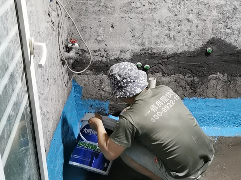 衛(wèi)生間地面刷防水：首先就要清理地面的渣子和灰塵，而且坡度也很重要，門口附近坡度小，地漏附近坡度大，這樣有利于排水。地面不平，在涂刷防水涂料的時候就可能會涂不均勻，又或是地面因為不平而容易裂開，這即使是涂了防水涂料上去也會隨著地面裂開。