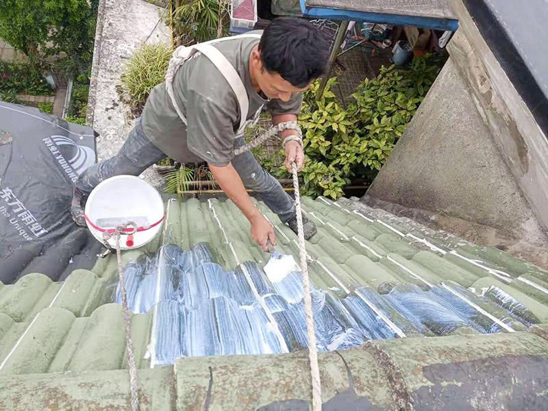 屋面防水卷材后刷防水：防水層鋪貼之前，所有其它工程必須施工完畢，然后清理基層?；鶎颖仨毱秸?、堅(jiān)固、無松動(dòng)、起砂、起鼓、 凹凸和裂縫，而且防水一般都是兩遍，最好是卷材防水和涂料防水一起做，這樣最保險(xiǎn)，在基層先均勻涂刷基層處理劑一層。待基層處理劑干燥后,可涂刷膠粘劑，應(yīng)一次涂刷均勻。將卷材按預(yù)定位置放好后開始鋪貼，用膠粘劑粘平，干燥數(shù)分鐘后用壓輥壓實(shí)。