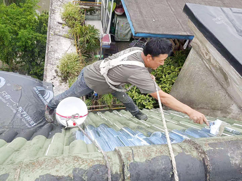 屋面防水卷材后刷防水：防水層鋪貼之前，所有其它工程必須施工完畢，然后清理基層。基層必須平整、堅(jiān)固、無松動(dòng)、起砂、起鼓、 凹凸和裂縫，而且防水一般都是兩遍，最好是卷材防水和涂料防水一起做，這樣最保險(xiǎn)，在基層先均勻涂刷基層處理劑一層。待基層處理劑干燥后,可涂刷膠粘劑，應(yīng)一次涂刷均勻。將卷材按預(yù)定位置放好后開始鋪貼，用膠粘劑粘平，干燥數(shù)分鐘后用壓輥壓實(shí)。