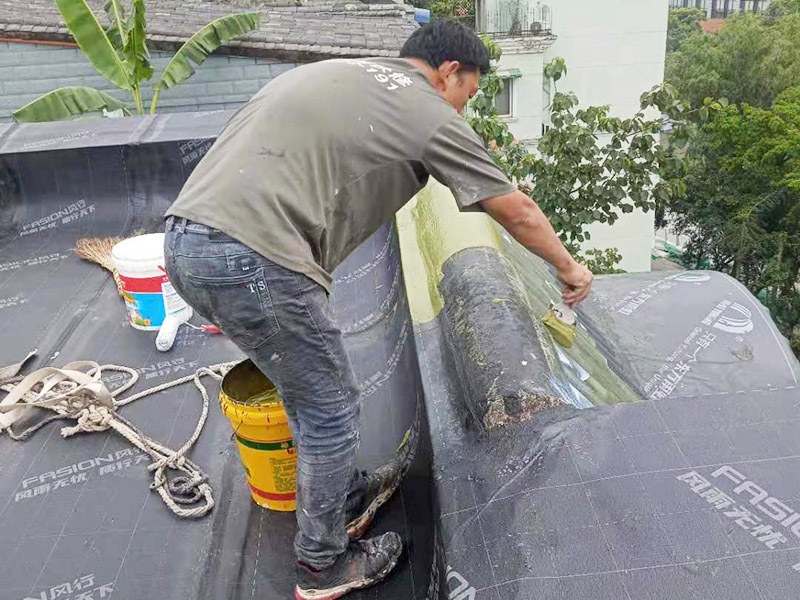 屋面防水卷材后刷防水：防水層鋪貼之前，所有其它工程必須施工完畢，然后清理基層?；鶎颖仨毱秸?、堅(jiān)固、無松動(dòng)、起砂、起鼓、 凹凸和裂縫，而且防水一般都是兩遍，最好是卷材防水和涂料防水一起做，這樣最保險(xiǎn)，在基層先均勻涂刷基層處理劑一層。待基層處理劑干燥后,可涂刷膠粘劑，應(yīng)一次涂刷均勻。將卷材按預(yù)定位置放好后開始鋪貼，用膠粘劑粘平，干燥數(shù)分鐘后用壓輥壓實(shí)。