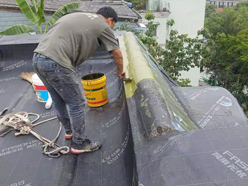 屋面防水卷材后刷防水：防水層鋪貼之前，所有其它工程必須施工完畢，然后清理基層?；鶎颖仨毱秸?、堅(jiān)固、無松動(dòng)、起砂、起鼓、 凹凸和裂縫，而且防水一般都是兩遍，最好是卷材防水和涂料防水一起做，這樣最保險(xiǎn)，在基層先均勻涂刷基層處理劑一層。待基層處理劑干燥后,可涂刷膠粘劑，應(yīng)一次涂刷均勻。將卷材按預(yù)定位置放好后開始鋪貼，用膠粘劑粘平，干燥數(shù)分鐘后用壓輥壓實(shí)。