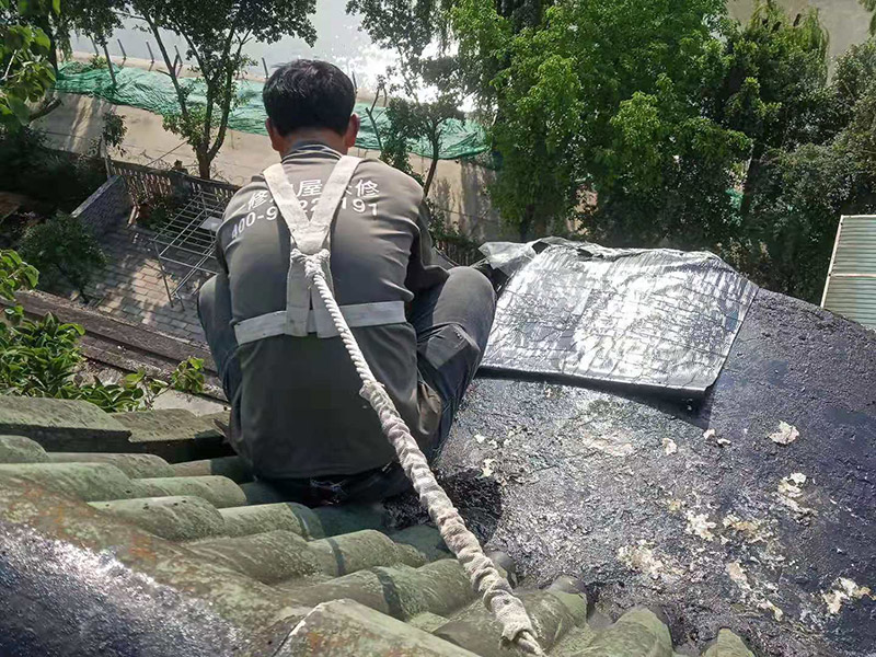 屋面防水卷材鋪貼：防水層鋪貼之前，其它工程施工完畢后清理基層。保證基層平整且干凈，然后再待表面瀝青熔化一薄層后，邊烘烤邊向前滾動(dòng)卷材，并用壓輥壓實(shí)，熔化卷材表面瀝青，不能過(guò)多地流淌，或者用膠粘劑粘平，干燥數(shù)分鐘后用壓輥壓實(shí)。