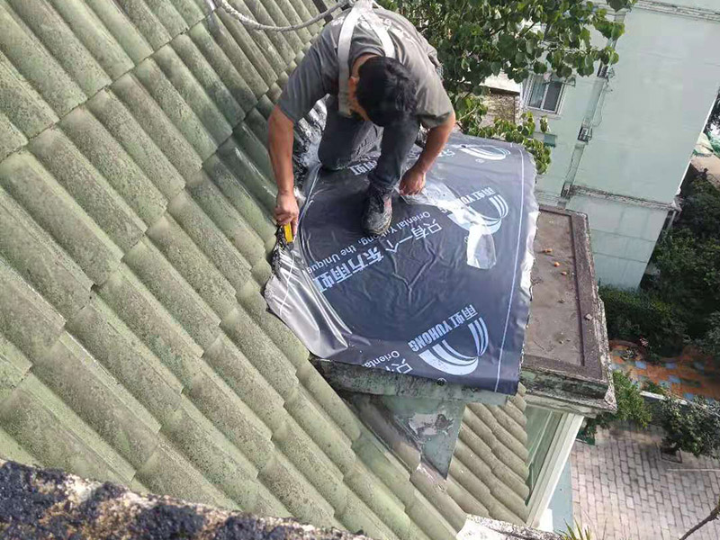 屋面防水卷材鋪貼：防水層鋪貼之前，其它工程施工完畢后清理基層。保證基層平整且干凈，然后再待表面瀝青熔化一薄層后，邊烘烤邊向前滾動(dòng)卷材，并用壓輥壓實(shí)，熔化卷材表面瀝青，不能過(guò)多地流淌，或者用膠粘劑粘平，干燥數(shù)分鐘后用壓輥壓實(shí)。