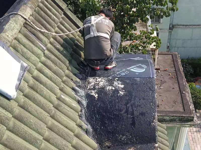 屋面防水卷材鋪貼：防水層鋪貼之前，其它工程施工完畢后清理基層。保證基層平整且干凈，然后再待表面瀝青熔化一薄層后，邊烘烤邊向前滾動(dòng)卷材，并用壓輥壓實(shí)，熔化卷材表面瀝青，不能過(guò)多地流淌，或者用膠粘劑粘平，干燥數(shù)分鐘后用壓輥壓實(shí)。