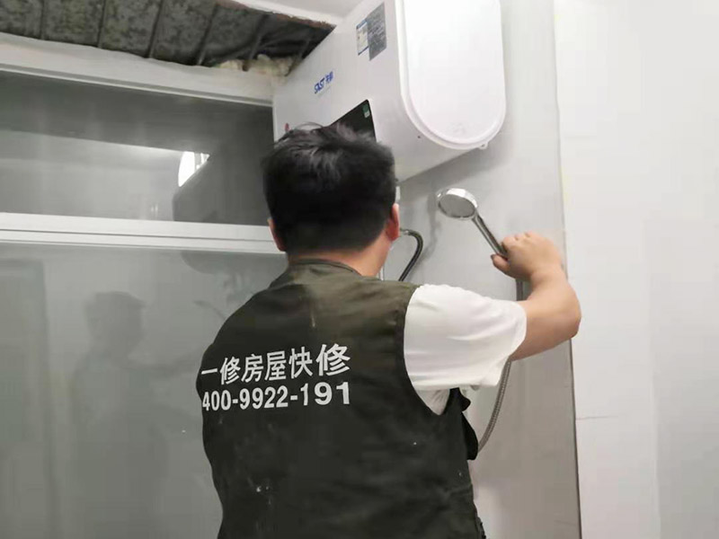 浴室花灑維修安裝：花灑是衛(wèi)浴組合中比較重要的一個(gè)部分，只有花灑足夠的好，水足夠的大，我們洗澡的時(shí)候才足夠的舒服?；?nèi)絲彎頭出水口要掌握好左熱右冷不能錯(cuò)，預(yù)留絲頭是要考慮到貼墻磚的厚度，最好讓高出毛胚墻15mm,如果和毛胚墻水平，等貼完了墻磚你就會發(fā)現(xiàn)絲頭陷在墻里太深，弄不好會裝不上淋浴器。