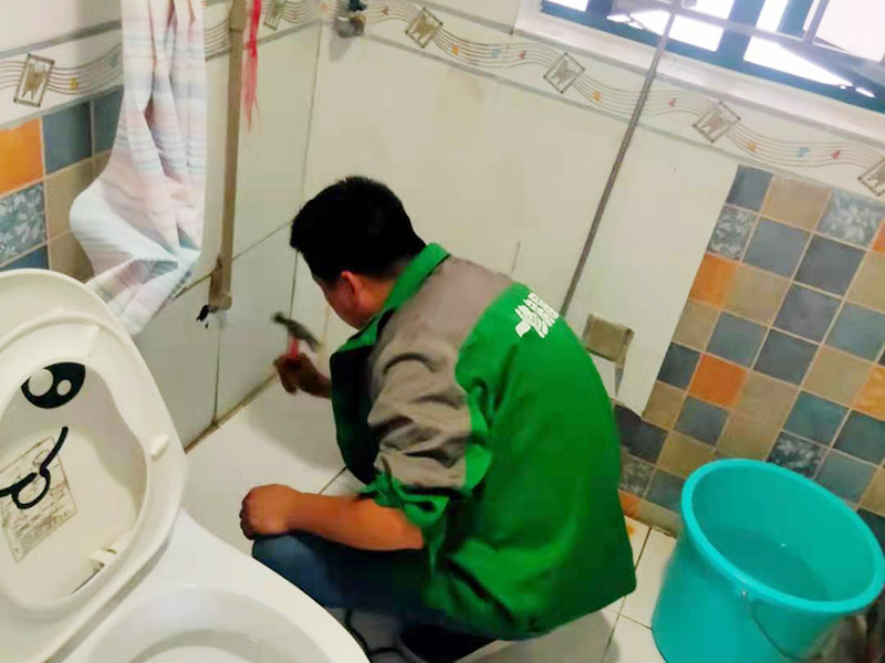 浴室花灑維修安裝：花灑是衛(wèi)浴組合中比較重要的一個(gè)部分，只有花灑足夠的好，水足夠的大，我們洗澡的時(shí)候才足夠的舒服。花灑內(nèi)絲彎頭出水口要掌握好左熱右冷不能錯(cuò)，預(yù)留絲頭是要考慮到貼墻磚的厚度，最好讓高出毛胚墻15mm,如果和毛胚墻水平，等貼完了墻磚你就會發(fā)現(xiàn)絲頭陷在墻里太深，弄不好會裝不上淋浴器。