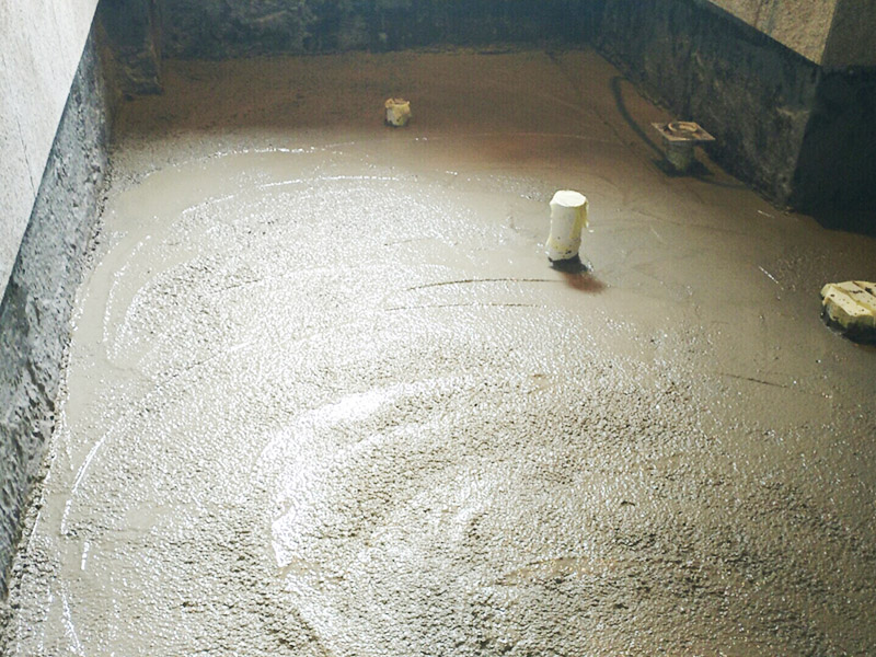 廁所地面找平施工：更換衛(wèi)生間的地磚，在將原有地磚鑿去之后，一定要先用水泥砂漿將地面找平，回填建議最理想用陶粒，次之用輕質(zhì)磚，常用建渣，亦可架空，煤渣也可較少了。然后再做防水處理。攪勻防水材料，要均勻一致，操作時(shí)先墻面后地面，從內(nèi)向外退著操作,待干固后做閉水試驗(yàn)幾天，然后再開始貼磚。