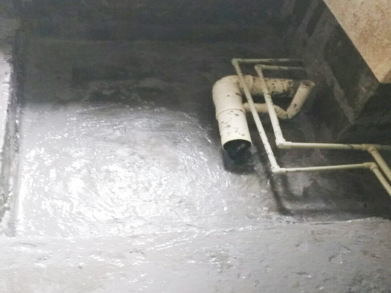 廁所地面找平施工：更換衛(wèi)生間的地磚，在將原有地磚鑿去之后，一定要先用水泥砂漿將地面找平，回填建議最理想用陶粒，次之用輕質(zhì)磚，常用建渣，亦可架空，煤渣也可較少了。然后再做防水處理。攪勻防水材料，要均勻一致，操作時(shí)先墻面后地面，從內(nèi)向外退著操作,待干固后做閉水試驗(yàn)幾天，然后再開始貼磚。