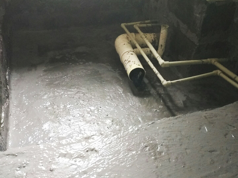 廁所地面找平施工：更換衛(wèi)生間的地磚，在將原有地磚鑿去之后，一定要先用水泥砂漿將地面找平，回填建議最理想用陶粒，次之用輕質(zhì)磚，常用建渣，亦可架空，煤渣也可較少了。然后再做防水處理。攪勻防水材料，要均勻一致，操作時(shí)先墻面后地面，從內(nèi)向外退著操作,待干固后做閉水試驗(yàn)幾天，然后再開始貼磚。