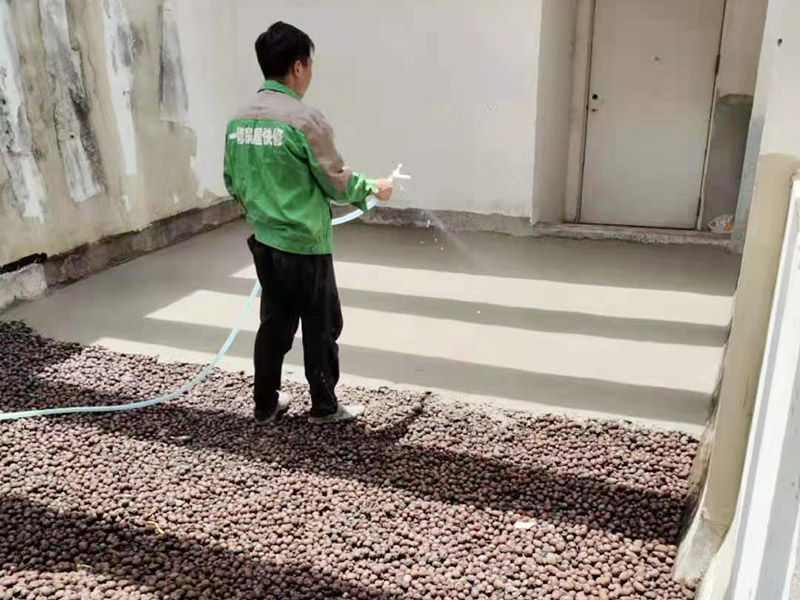 地面陶粒找平：首先需要在地面和墻體連著做兩遍防水，而且墻體的高度最少要高出40公分；然后用混凝土制作若干小格子，并填充防潮陶粒；接著在格子上鋪制鋼筋網(wǎng)，保持陶粒層的牢固；最后在陶粒層上鋪墊混凝土并找平，待干透后再刷素水泥漿就好。