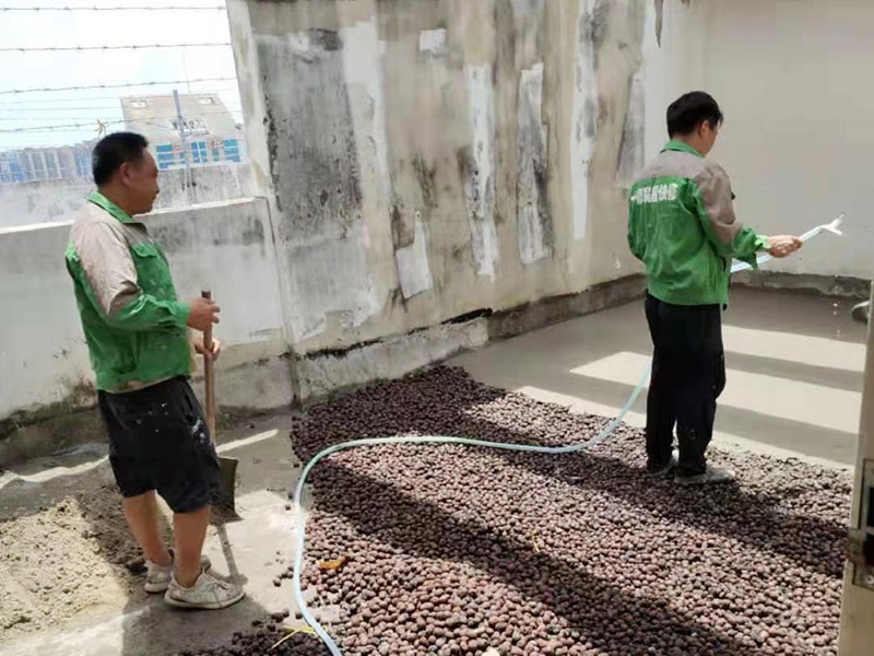 地面陶粒找平：首先需要在地面和墻體連著做兩遍防水，而且墻體的高度最少要高出40公分；然后用混凝土制作若干小格子，并填充防潮陶粒；接著在格子上鋪制鋼筋網(wǎng)，保持陶粒層的牢固；最后在陶粒層上鋪墊混凝土并找平，待干透后再刷素水泥漿就好。