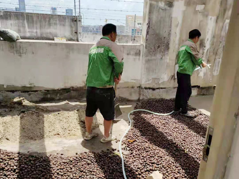 地面陶粒找平：首先需要在地面和墻體連著做兩遍防水，而且墻體的高度最少要高出40公分；然后用混凝土制作若干小格子，并填充防潮陶粒；接著在格子上鋪制鋼筋網(wǎng)，保持陶粒層的牢固；最后在陶粒層上鋪墊混凝土并找平，待干透后再刷素水泥漿就好。