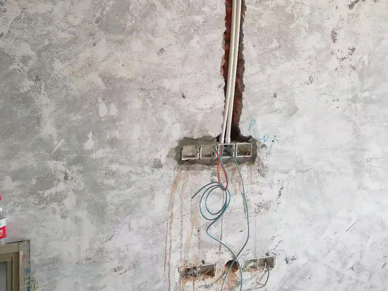 全屋電路改造：電路是家居裝飾中的隱藏工程，是家居裝飾的必然步驟。彈好平行與垂直線開槽，放好開關(guān)插座底盒，而開關(guān)插座底合安裝要彈水平線開槽，廚衛(wèi)間須根據(jù)設(shè)計的使用功能進(jìn)行彈線開槽。布線都是使用線管進(jìn)行暗埋，電線需要并頭連接，不能隨便連接，接頭處需要使用按壓接線法，線接好之后，使用絕緣膠布包住。