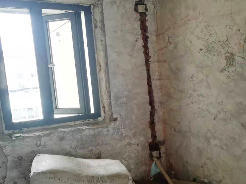 全屋電路改造：電路是家居裝飾中的隱藏工程，是家居裝飾的必然步驟。彈好平行與垂直線開槽，放好開關(guān)插座底盒，而開關(guān)插座底合安裝要彈水平線開槽，廚衛(wèi)間須根據(jù)設(shè)計的使用功能進(jìn)行彈線開槽。布線都是使用線管進(jìn)行暗埋，電線需要并頭連接，不能隨便連接，接頭處需要使用按壓接線法，線接好之后，使用絕緣膠布包住。