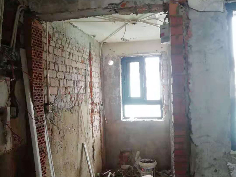 全屋電路改造：電路是家居裝飾中的隱藏工程，是家居裝飾的必然步驟。彈好平行與垂直線開槽，放好開關(guān)插座底盒，而開關(guān)插座底合安裝要彈水平線開槽，廚衛(wèi)間須根據(jù)設(shè)計的使用功能進(jìn)行彈線開槽。布線都是使用線管進(jìn)行暗埋，電線需要并頭連接，不能隨便連接，接頭處需要使用按壓接線法，線接好之后，使用絕緣膠布包住。