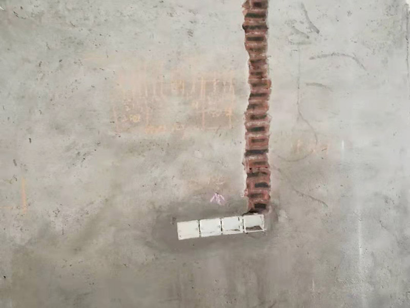 全屋電路改造：電路是家居裝飾中的隱藏工程，是家居裝飾的必然步驟。彈好平行與垂直線開槽，放好開關(guān)插座底盒，而開關(guān)插座底合安裝要彈水平線開槽，廚衛(wèi)間須根據(jù)設(shè)計的使用功能進(jìn)行彈線開槽。布線都是使用線管進(jìn)行暗埋，電線需要并頭連接，不能隨便連接，接頭處需要使用按壓接線法，線接好之后，使用絕緣膠布包住。