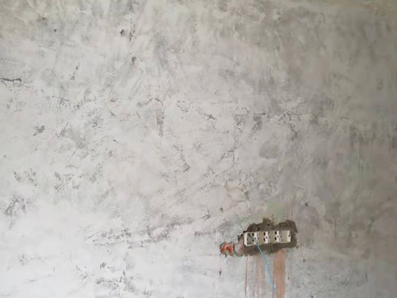 全屋電路改造：電路是家居裝飾中的隱藏工程，是家居裝飾的必然步驟。彈好平行與垂直線開槽，放好開關(guān)插座底盒，而開關(guān)插座底合安裝要彈水平線開槽，廚衛(wèi)間須根據(jù)設(shè)計的使用功能進(jìn)行彈線開槽。布線都是使用線管進(jìn)行暗埋，電線需要并頭連接，不能隨便連接，接頭處需要使用按壓接線法，線接好之后，使用絕緣膠布包住。