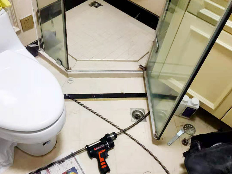 浴室鋼化膜防水涂刷：浴室玻璃墻防水工程和涂料，因?yàn)樵∈覞駳獗容^重，所以都需要耐性比較好的，爆嗮不會(huì)裂開，低溫性也要好的，高溫不變軟，綠樹環(huán)保的，所以要選擇那些具有防水，防腐特點(diǎn)的材料。