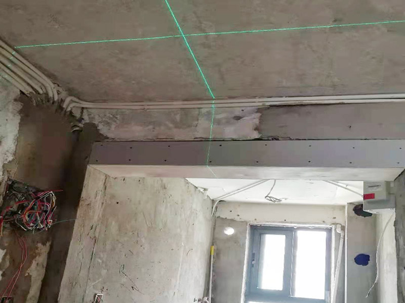 舊房翻新吊頂裝修：首先進行房屋的主體拆除。在做好全屋家具等成品保護，將舊房的墻面、門窗燈進行拆除，重新做好衛(wèi)生間和廚房的防水工作，在拆除的過程中及時清理產(chǎn)生的垃圾，保持房屋的干凈、整潔。