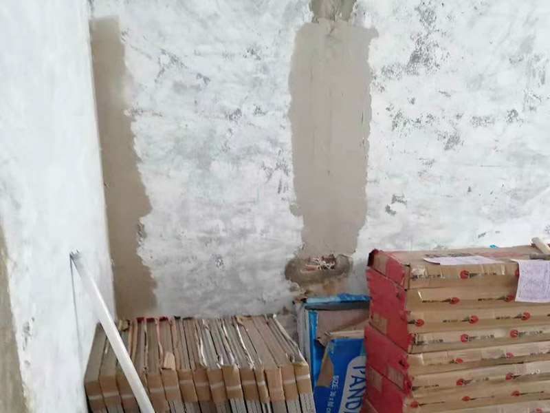 舊房翻新吊頂裝修：首先進行房屋的主體拆除。在做好全屋家具等成品保護，將舊房的墻面、門窗燈進行拆除，重新做好衛(wèi)生間和廚房的防水工作，在拆除的過程中及時清理產(chǎn)生的垃圾，保持房屋的干凈、整潔。