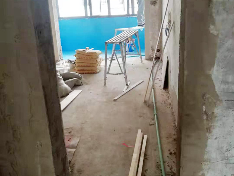 舊房翻新吊頂裝修：首先進行房屋的主體拆除。在做好全屋家具等成品保護，將舊房的墻面、門窗燈進行拆除，重新做好衛(wèi)生間和廚房的防水工作，在拆除的過程中及時清理產(chǎn)生的垃圾，保持房屋的干凈、整潔。