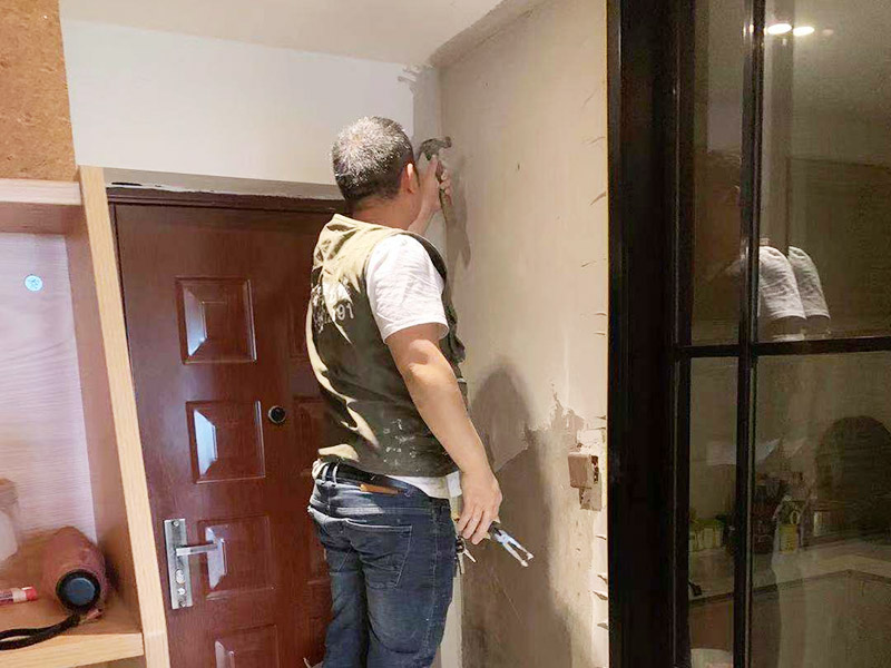 入戶門墻面翻新：翻新前，需要先將舊漆面鏟除干凈，之后在進行打磨，將墻面的浮沉雜物都清理干凈。然后基層做完后，需要將施工區(qū)域的家具物件移除，避免在翻新過程中，使家具受到損傷。檢測一下墻面的平整度，膩子刮兩遍即可，再刷底漆，最后對墻面進行油漆涂刷。注意施工完后要記得通風(fēng)哦。
