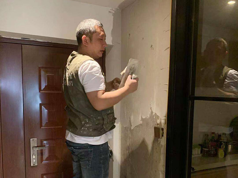 入戶門墻面翻新：翻新前，需要先將舊漆面鏟除干凈，之后在進行打磨，將墻面的浮沉雜物都清理干凈。然后基層做完后，需要將施工區(qū)域的家具物件移除，避免在翻新過程中，使家具受到損傷。檢測一下墻面的平整度，膩子刮兩遍即可，再刷底漆，最后對墻面進行油漆涂刷。注意施工完后要記得通風(fēng)哦。