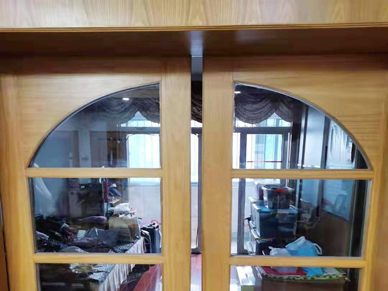 推拉門安裝維修：查看是否是推拉門滑軌還是推拉門的問題，具體問題具體分析，如果是軌道問題就將推拉門用力向上抬,然后將推拉門取出來，將舊的軌道拆除,如果軌道和門框是一體的軌道,換一條新的軌道就可以了。