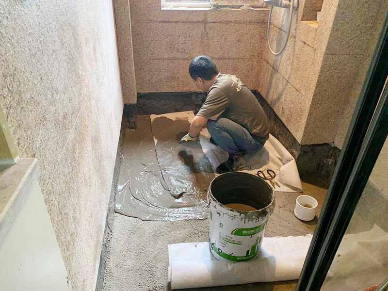 衛(wèi)生間地面防水貼磚：衛(wèi)生間地面先清理基層，然后用水泥砂漿修補(bǔ)鋪平,然后涂上防水涂料。 然后貼磚先把地板上灑上水，然后灑一層干水泥，再鋪一層沙漿，然后把地磚鋪在沙漿上。
