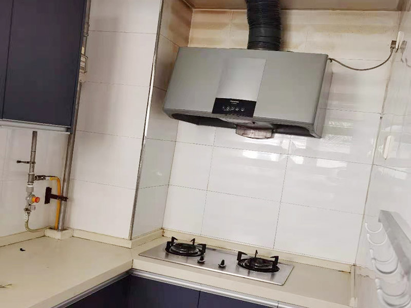 廚房貼磚裝修：廚房的墻面貼瓷磚要貼到房頂為宜，可以方便我們清洗。有的廚房裝修瓷磚會(huì)只貼一多半，其實(shí)這是不夠的，需要補(bǔ)貼到頂?shù)摹? width=