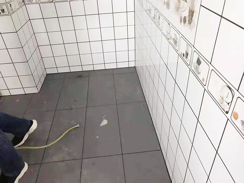 廚房貼磚裝修：廚房的墻面貼瓷磚要貼到房頂為宜，可以方便我們清洗。有的廚房裝修瓷磚會(huì)只貼一多半，其實(shí)這是不夠的，需要補(bǔ)貼到頂?shù)摹? width=