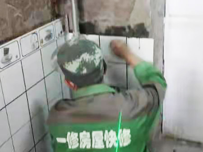 廚房貼磚裝修：廚房的墻面貼瓷磚要貼到房頂為宜，可以方便我們清洗。有的廚房裝修瓷磚會(huì)只貼一多半，其實(shí)這是不夠的，需要補(bǔ)貼到頂?shù)摹? width=