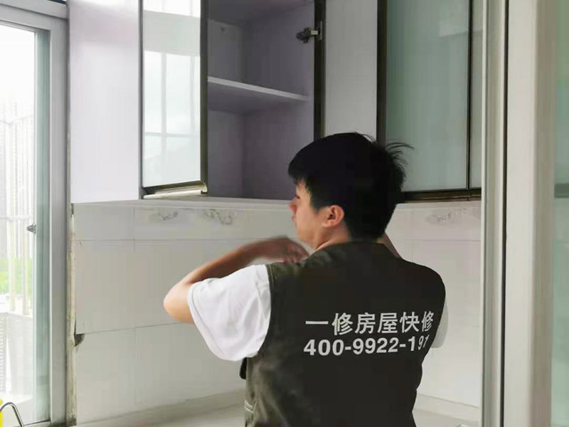 廚房裝修翻新完工：首先要做好的就是廚房的成品保護(hù)，然后就可以開始對廚房中不合理的地方根據(jù)設(shè)計圖和現(xiàn)場的規(guī)劃進(jìn)行打拆工作了，瓷磚鋪設(shè)完成和天花都做好之后，就要開始安裝櫥柜和櫥柜臺面、灶臺、水槽等家具，安裝好之后，需要對櫥柜進(jìn)行調(diào)試。