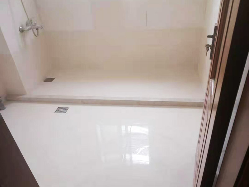 舊房廁所防水貼磚：首先要將瓷磚表面的污漬與雜物給清空，還要保持表面的干燥，需要注意的是地面和墻體都要做防水的、因?yàn)檫@樣防水效果是最好的，其次就是防水涂料，需要要反復(fù)涂抹均勻，晾干后在進(jìn)行潑灑實(shí)驗(yàn)，確認(rèn)防水是否完善。