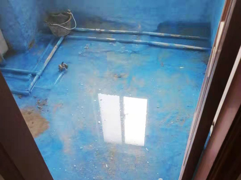舊房廁所防水貼磚：首先要將瓷磚表面的污漬與雜物給清空，還要保持表面的干燥，需要注意的是地面和墻體都要做防水的、因?yàn)檫@樣防水效果是最好的，其次就是防水涂料，需要要反復(fù)涂抹均勻，晾干后在進(jìn)行潑灑實(shí)驗(yàn)，確認(rèn)防水是否完善。