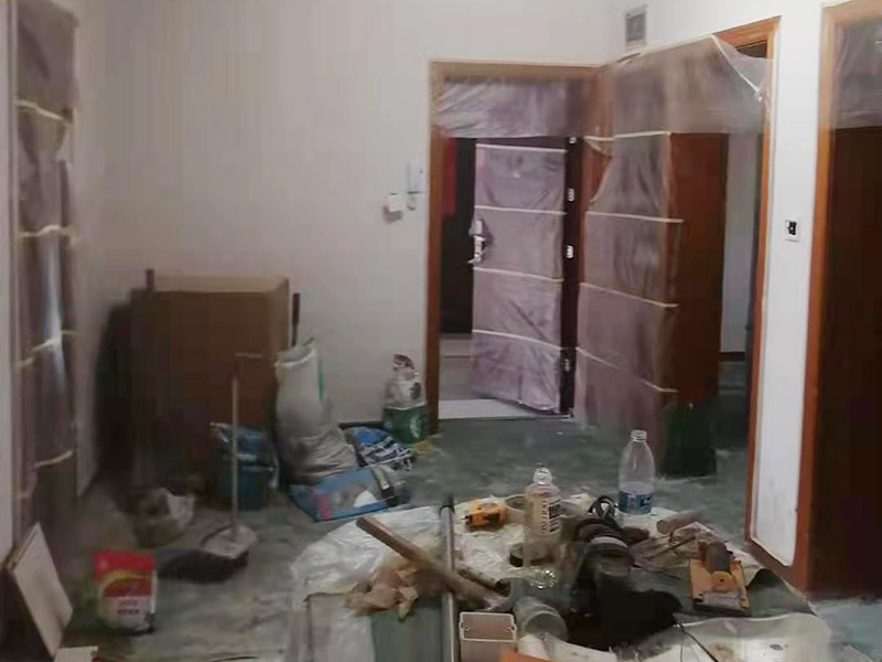 舊房廁所防水貼磚：首先要將瓷磚表面的污漬與雜物給清空，還要保持表面的干燥，需要注意的是地面和墻體都要做防水的、因?yàn)檫@樣防水效果是最好的，其次就是防水涂料，需要要反復(fù)涂抹均勻，晾干后在進(jìn)行潑灑實(shí)驗(yàn)，確認(rèn)防水是否完善。
